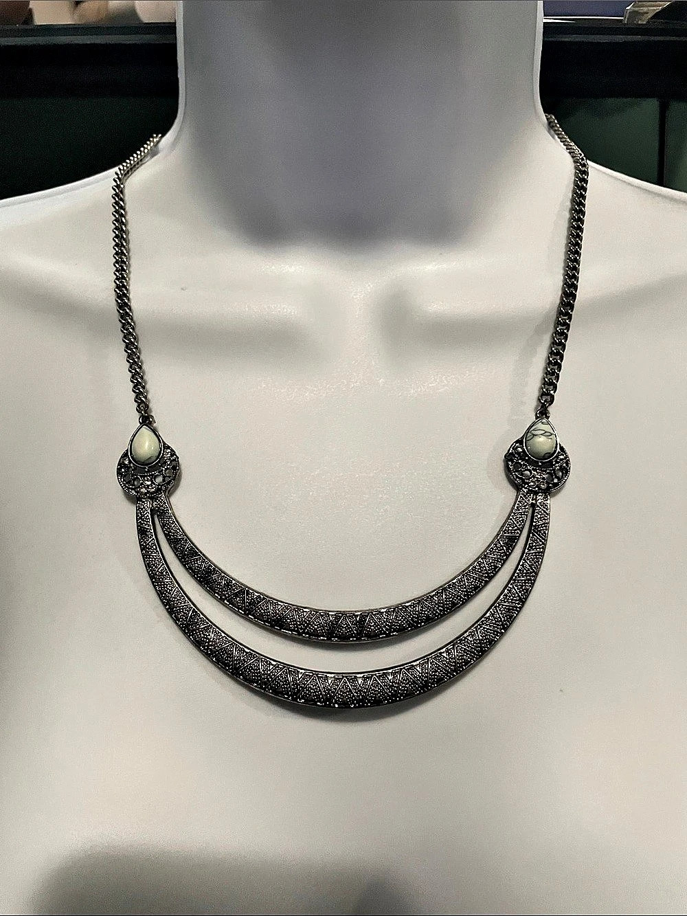 Statement Necklace in Silver Like New
